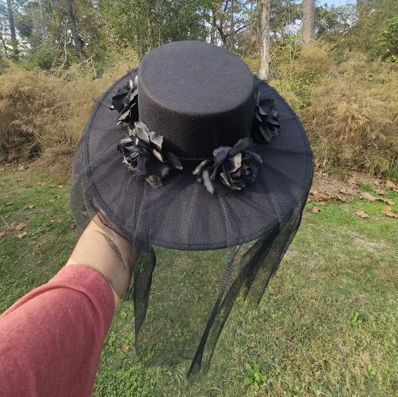 Black Rose Hat - Picture 3 of 10